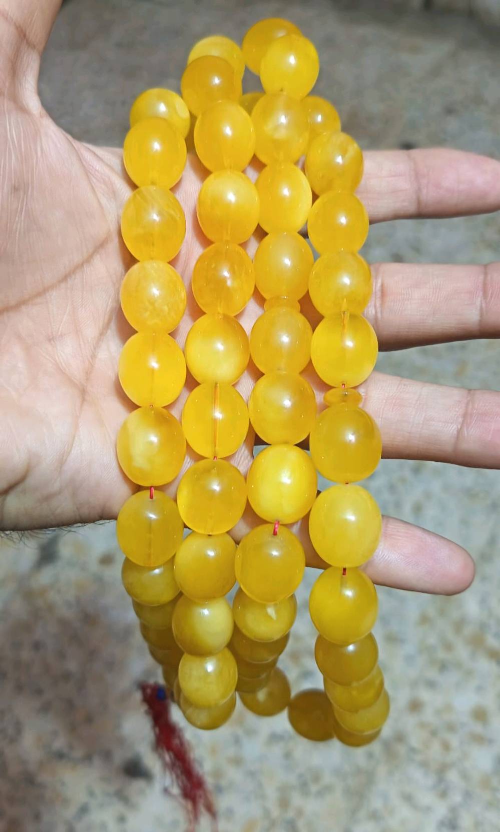سبحه كهرب بولندي حر طبيعي اصلي بلذمه شرط الفحص السبحة خشنه وزن 109 غرام ععد الحبات 53  شراي يجي خاص