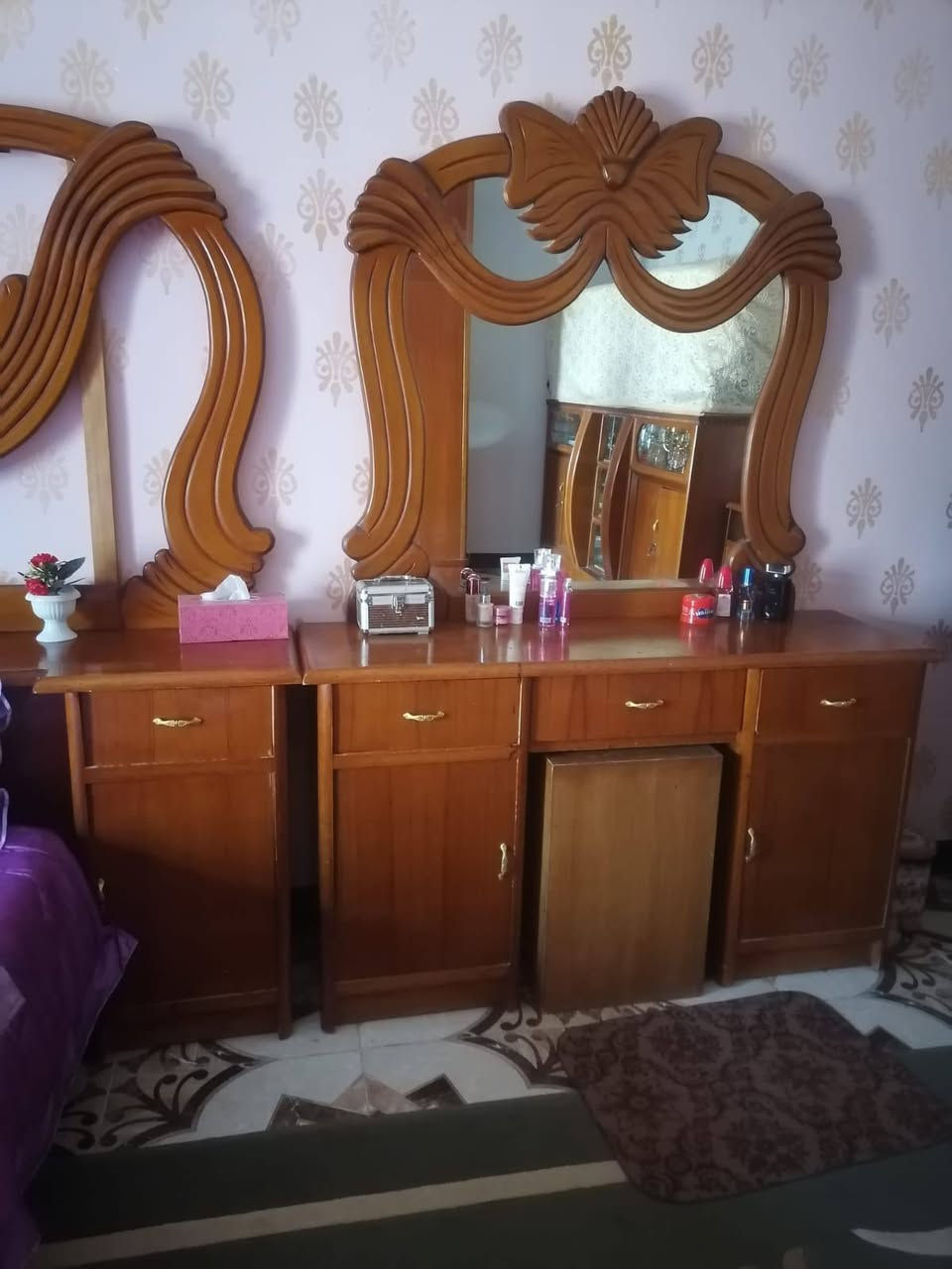 التفاصيل..
غرفه صاج اصلي  
حطاطه. سبع قطع . نظيفه جداا
 السعر (٨٥٠ ) وبيه مجال.بسيط
 كنتور ست ابواب. 
زاوبه ملابس ابواب مرايه. 
كومدي زاويه.. 
كومدي ثاني. عدله. و القطع الواضحه بالصور.. 
العنوان النساف. . 
*********** 
ابوسيف
