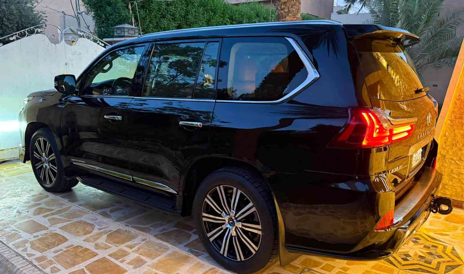السلام عليكم LX 570 2016 سوبر سبورت  مواصفات معروفة بريم ماشية 160000 رقم بغداد بأسمي مكفولة السعر 56500 وبي مجال بسيط مكان زيونة للاستفسار ***********
