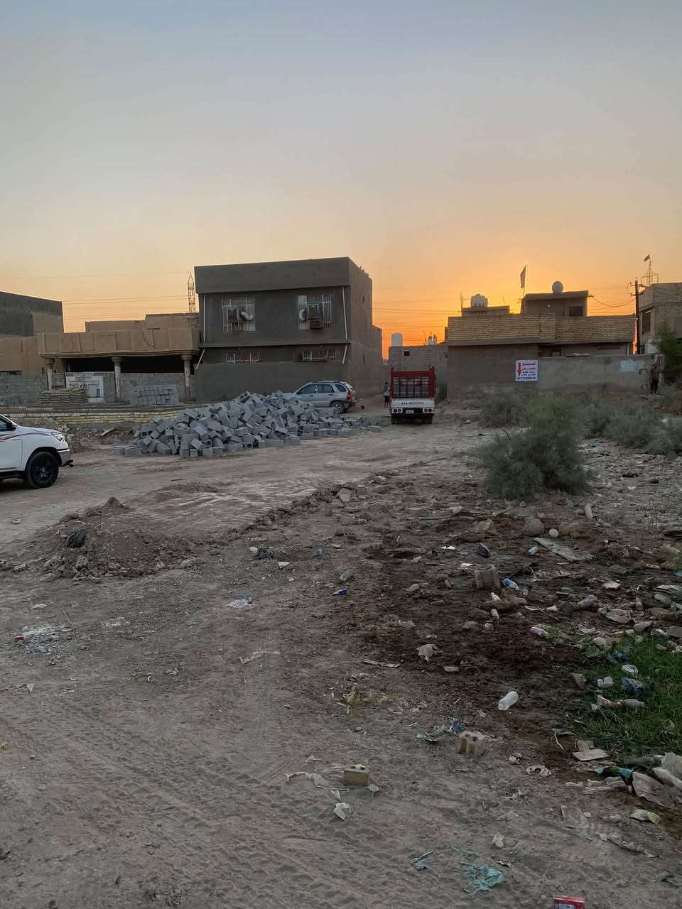 السلام عليكم قطع ارض للبيع منطقة الكرغولية جسر ديالى الجديد وره جامع الإمام علي 200 متر و160 متر ماء كهرباء تبليط كلة واصل قرار 25 محكمة المدائن 
الاتصال على الرقم ***********
