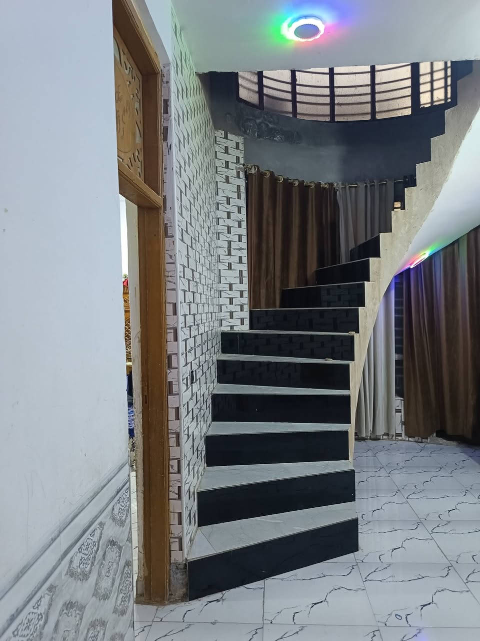 السلام عليكم بيت للبيع لعسكري بل قرب من مدرسه جبل عامل ركن ع شارعين 150 م / نزال 15/  عرض 10 م ***********
