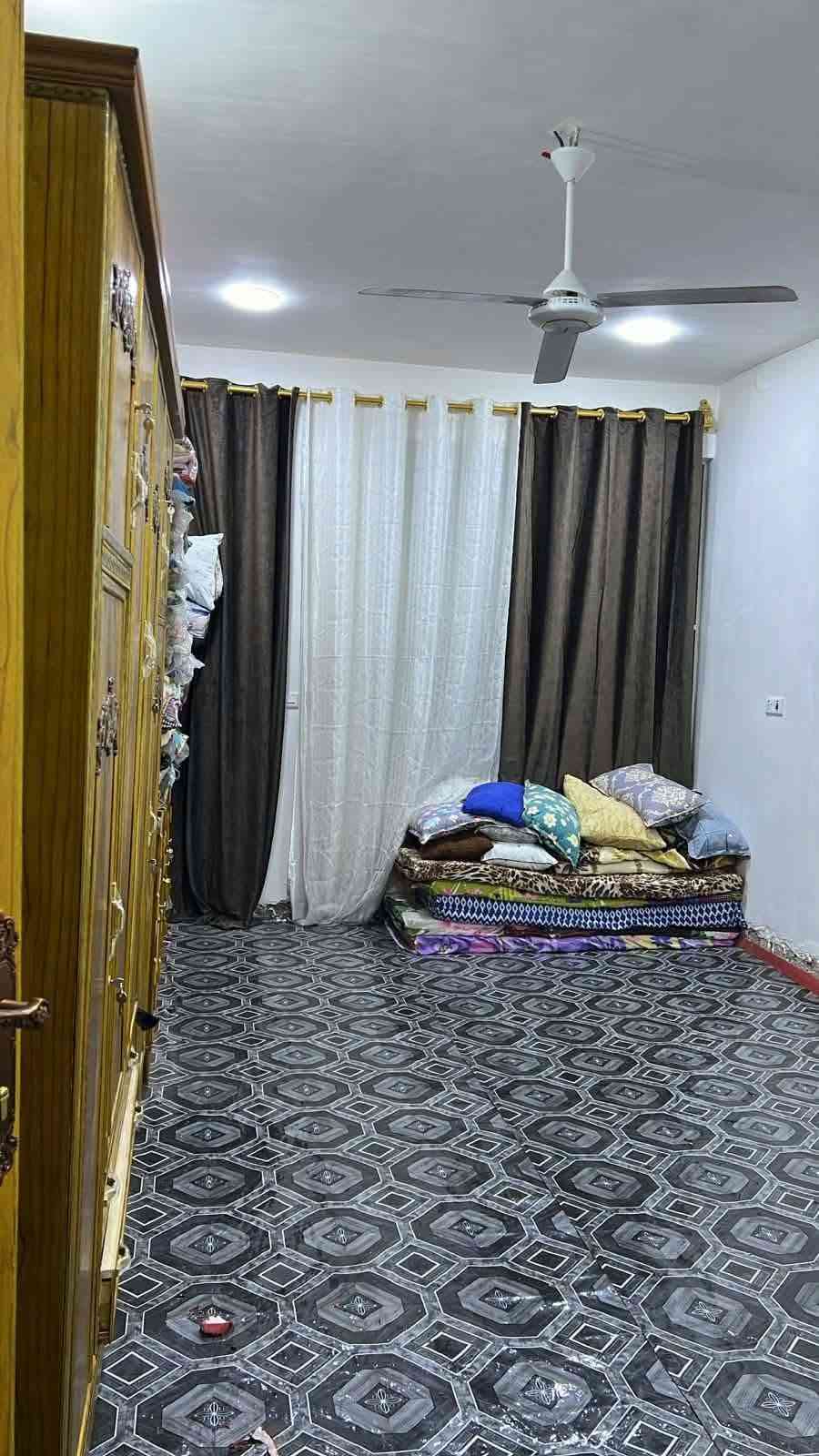 سلام عليكم البيت للبيع مساحة 105م ثلاث غرف نوم وهول ومطبخ واستقبال البيت كامل ومتكامل من كلشي والبيت طابقين بيت بناء جديد طابوق واساس كونكريت العنوان جسر ديالى جديد الكرغوليه قرب صالون ام بنين
