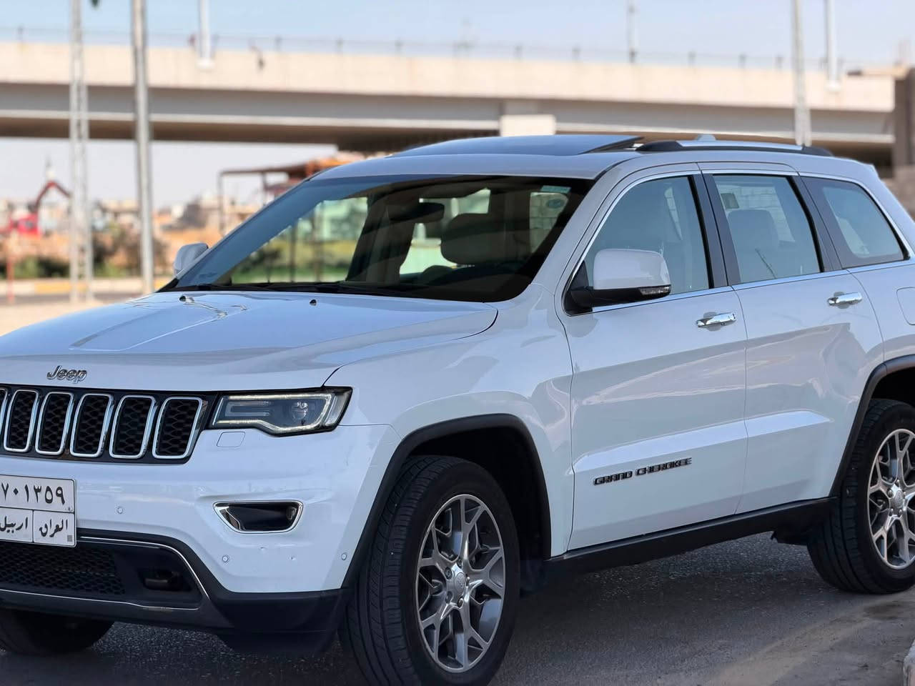 Jeep Grand Cherokee 2020 خليجي فول 1/1 - فئة / Limited Plus 
بانوراما، ويل 20 كروم، لايت عدسات LED، وحساسات امامية خلفية 
المحرك والميكانيك - وارد خليجي
•  المحرك: 3.6 لتر V6 Pentastar - 6 سلندر - 295 حصان 
•  الكير: اوتوماتيك 8 نمر ZF
•  الخليجي : راديتر تبريد اكبر، مروحة اقوى، فلتر هواء صحراوي، ودهن يتحمل حرارة
المواصفات الخارجية اللي مبينة بالصورة
•  سقف بانورامي يفتح بالكامل 
•  صندوق كهربائي يفتح بالقدم
•  لايتات زينون + LED نهاري + كشافات ضباب
•  ويل 20 انج كروم الماسي
•  دخول ذكي بصمة على 4 ابواب + تشغيل عن بعد
•  حساسات امامية وخلفية + كاميرا خلفية 
•  مرايا كهربائية بيها تدفئة وطي اوتو

داخلية الفول فول
•  المقاعد: جلد طبيعي لون بيج ، تدفئة وتبريد تدفئة ستيرن 
•  كهرباء: كراسي امامية كهرباء بذاكرة 8 اتجاهات، ستيرن كهرباء
•  الشاشات: شاشة كبيرة 8.4 انج Uconnect تدعم ابل كاربلاي واندرويد اوتو + شاشة عدادات 7 انج ملونة

انظمة الامان والرادارات 
•  رادار امامي + مانع تصادم اوتوماتيكي + مثبت سرعة متكيف
•  مراقبة النقطة العمياء + تنبيه حركة خلفية 
•  تحكم على المنحدرات Hill Descent Control
•  8 ايرباك، نظام ثبات ESP، مانع انزلاق، ABS، حساس ضغط اطارات، نظام تنبيه السائق
- بيها صبغ جامرلغ سايق طرف سايق وربع بونيد 
اي استفسار ***********
سعر 230$

