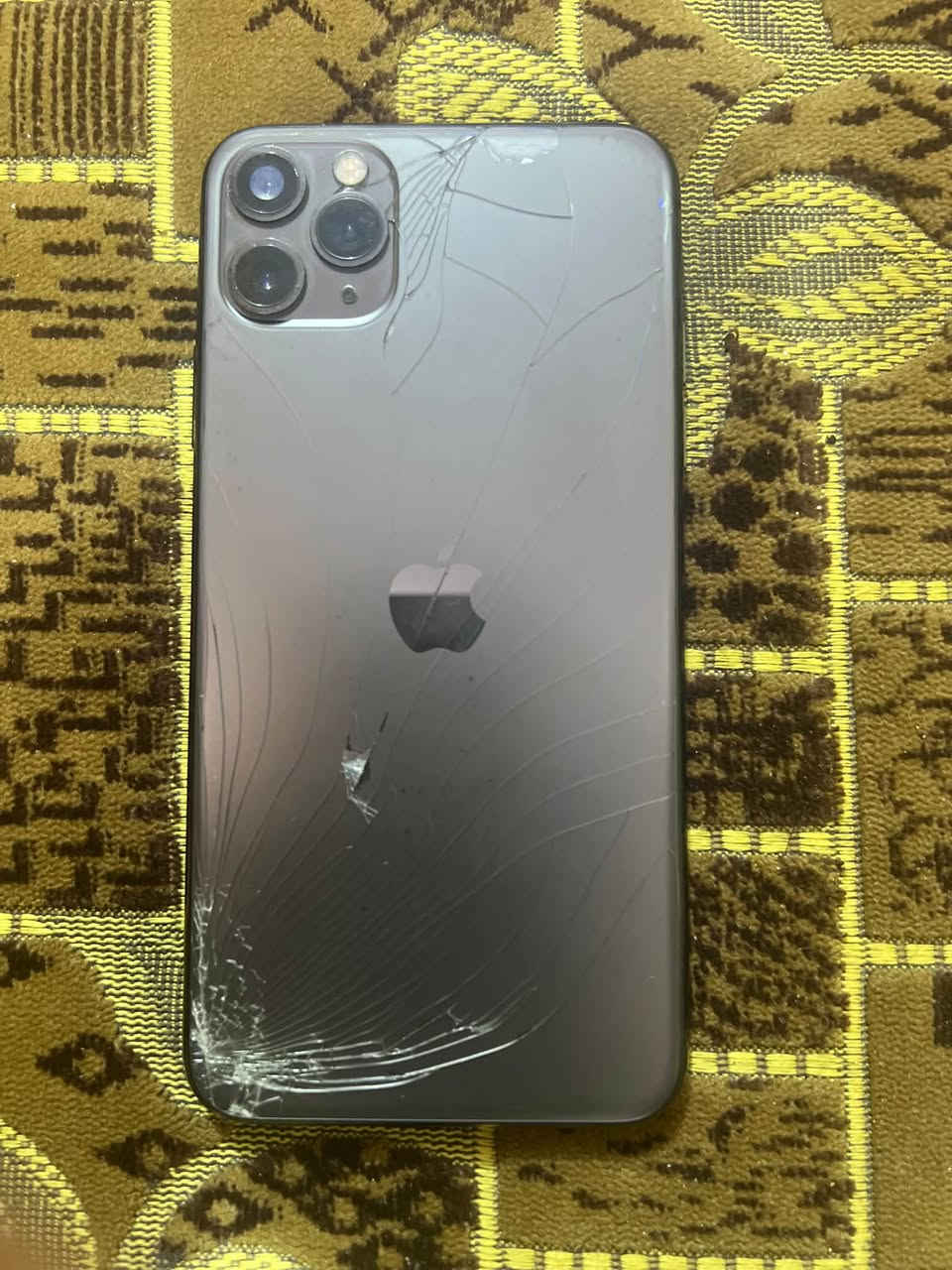من رخصت الادمن ايفون11 برو ماكس بلادي كلشي مابدل بيه بس ضهر مشطر والكامره مضروبه العاديه اما بورتريه شغله كلشي مابيه 🔋73 تليفون كدام سعر200 وبي مجال راسلني وتدلل اتصال او واتساب***********
