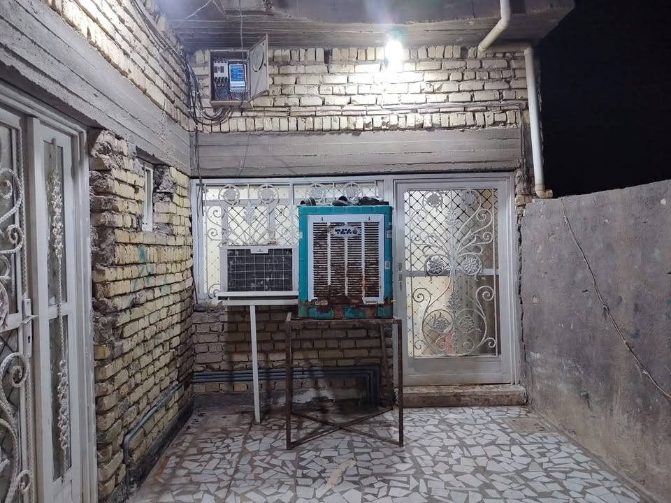 السلام عليكم 
دار للبيع المساحه 200 م يحتوي على

طارما كبيره 
منور عدد (2) 
غرف عدد (2) 
مطبخ حار +بارد 
استقبال 6*4
كليدور 5*4
مجمع صحيات عدد (2) 
سطح كامل 
البيت كامل من جميع النواحي فقط لبخ الواجهيه 
الموقع / مفرك عنانه قبل الدواجن مقابيل اسوق عبدالله يبعد عن شارع كربلاء الرئيسي 500 متر 
السعر /110 مليون وبي مجال 
***********
