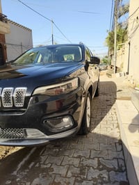 جيب شيروكي موديل 2019 رقم السياره بابل  ماشيه 105  مواصفات Latitued صو...