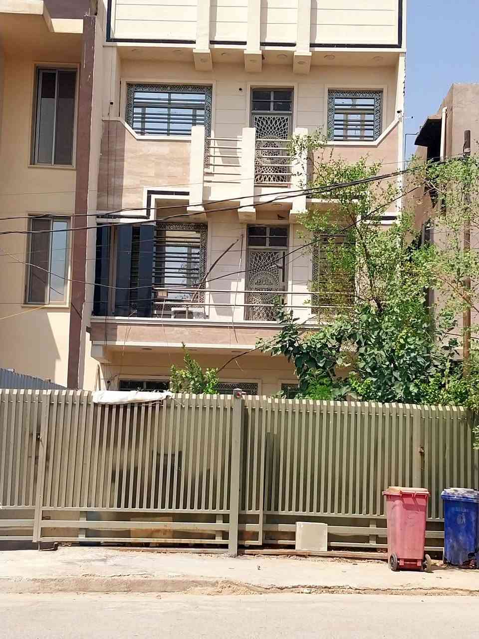 بيت للبيع واقع حال ١٥٠م واجهه ٦.٦٧ م  بلسند ٥٠م مع فضله واقع حال للبيت طابو ملك على شارع وليس فرع قرب جسر بغداد الكبير المهديه الثانيه قرب حسينيه قمر بني هاشم قرب محطه تعبئه غاز السيارت محطه الصمود بناء سنه ٢٠٢٢ يصلح ايجار لطلبه كليه السلام بمليون ونصف السعر ١٧٠ مليون مع المجال  للاستفسار الاتصال بلرقم *********** یوجد بي واتس ساب
