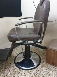 كرسي جديد ما مستخدم بس مشكوك سعره ١٣٠ وبي مجال 07711324329