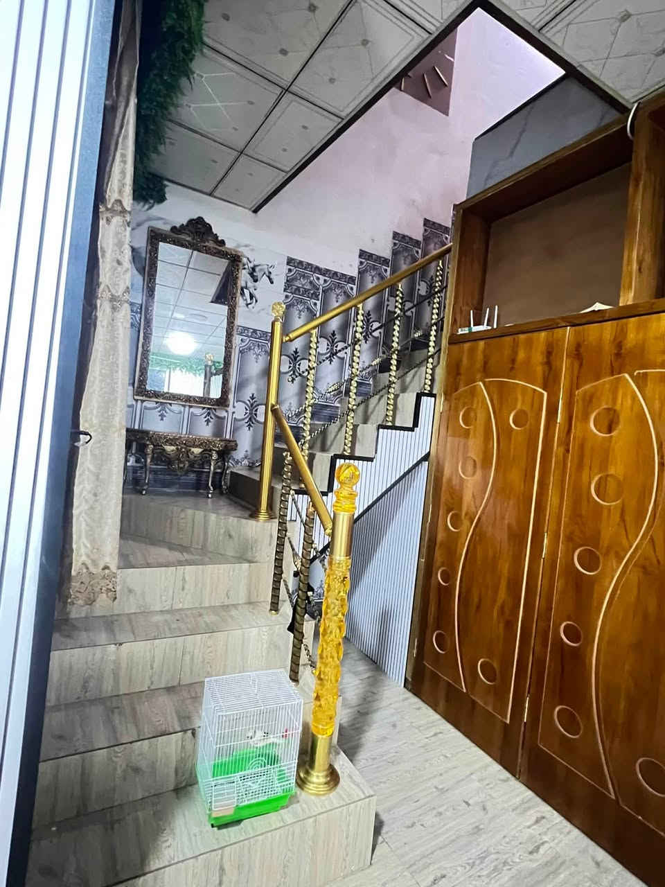 🏡 للبيع دار طابقين – الحله شارع ٨٠
للبيع دار طابقين في محافظة بابل – شارع 80، خلف محطه اضواء الحله ، بموقع مميز وقريب من جميع الخدمات.

📐 المساحة: 150 متر.

مواصفات الدار:

بيت حجر 🧱 داخلي وخارجي 
* 5 غرف نوم (3 غرف بالطابق الثاني وغرفتان بالطابق الأرضي).
*مواصفات الطابق الاول 
غرف عدد 2
صاله 
صحيات داخليه
مطبخ حار 🧑‍🍳
مطبخ بارد 
🏠🏠🏠🏠🏠
* الطابق الثاني 
غرف عدد 2 
صاله 
صحيات 
سطح داخلي
سطح خارجي عله كبر البيت 🏠 
* 

💰 السعر: 160 مليون دينار عراقي، قابل للتفاوض 

للاستفسار والمعاينة، التواصل على الرقم:***********
