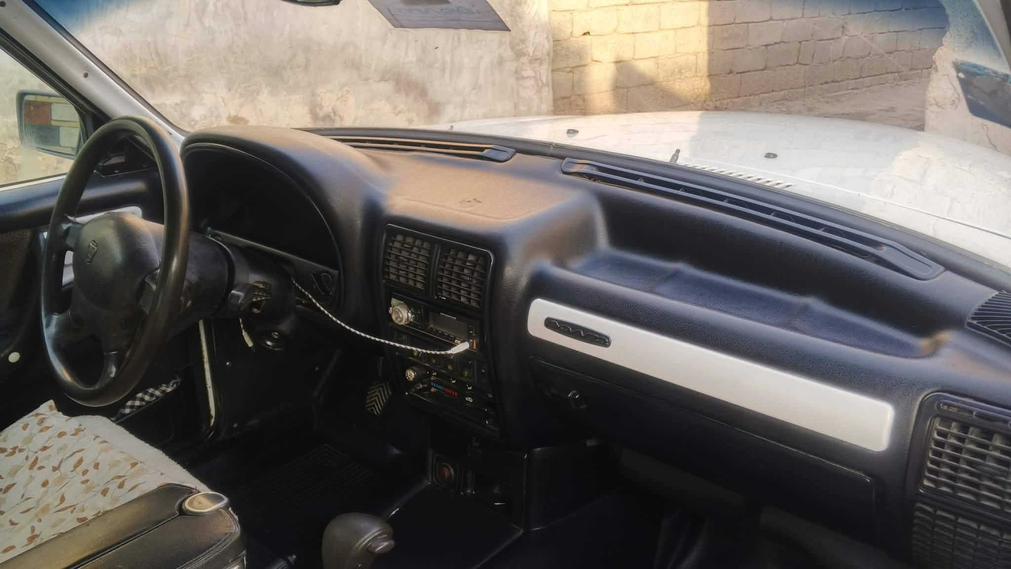 سلام عليكم فولكه لبيع موديل 2003 مكينته ففتي حداديه جديده خمس تواير توني شادهن كهربائيت شغاله سياره بسمي  تريد مداور او وكاله للك لختيار مامطلوبه كلشي سياره جاهزه من كلشي سعر 73 قفل ول ستفسار علي هاذه رقم  ***********
