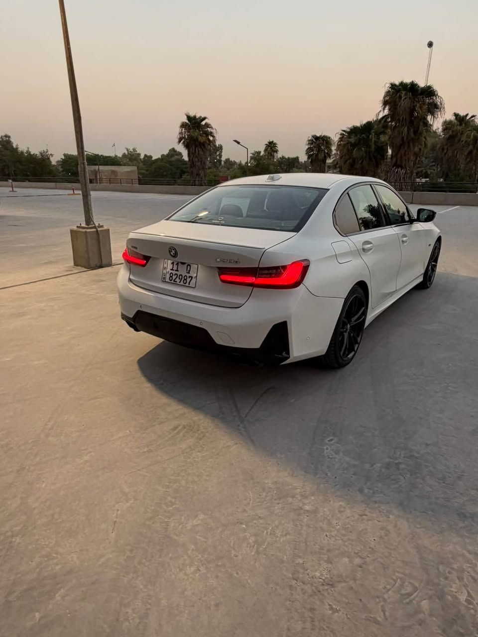 سلام عليكم
BMW 330e M package 2023 

ثلاث وضعيات قيادة (بانزين ، كهرباء ، هايبرد) 
ماشية 48 الف كيلو متر 
مغلفة ppf Matt 

شاشة متصلة 
ستيرن M 
داخل جلد احمر 
تدفئة كشنات 
كشنات خزن ميموري 
فتحة صقف 
رادار امامي
سستم صوت harman/kardon
داتا شو head up display 
شفتات ستيرن
شاحن وايرلس
نظام ترحيب عند الاقتراب من السيارة 
انارة داخلية led

حادثها جاملغ خلفي عكس السايق صبغ والجنطه مبدلة نفس اللون قطعه وحدة صبغ 
بدون ايرباك بدون شواصي 
السعر : 31,000$

مكانها بغداد المنصور 
للاستفسار : ***********

