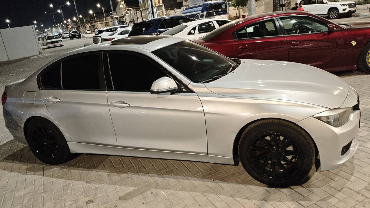 بي أم موديل 15 حجم 320 مكينه 4 سلندر 2000 توين باور تيربو سياره فول مواصفات ( بصمه تشغيل وابواب وصندوق - مرايات شفط - تحكم ستيرن جهتين - شاشه اعطال وشاشه لمس وسطيه وتحكم عن طريق الماوس - وضعيات قياده comfort _ eco pro _ sport ـ سلايد روف - خزن كشن سائق وتحكم مقاعد الاماميه - تبريد منفصل قطعتين ) ضربته مدكر والبنيد مصبوغ  من امريكا وهنا بالعراق صبغ بابين عكس السائق مكفولة من كير ومكينه وتبريد وحداده سعرها 120 وبيه مجال بسيط رقمي ***********

نص مكتوب في الصور:
- صول جيتي لاين أَمْسِ, ٩:٢٢ م
- صول جيتي لاين
- أمس، ٩:٢٣ م