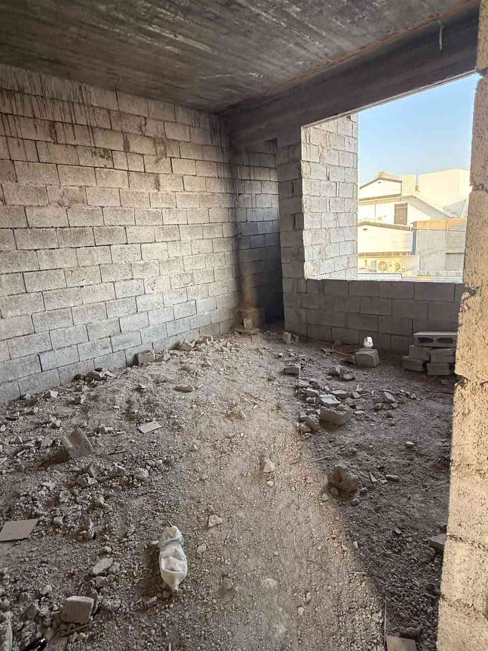 السلام عليكم عندي هيكل اللبيع مساحت 100متر مربع قاطين موقع حي بدر قرب مدرسه علي شاهين سعره 40 وبي مجال***********

