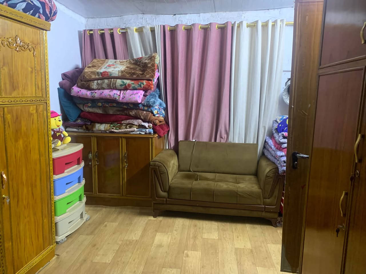 سلام عليكم بيت تجاوز مساحته 150 غرفتين وصاله وحمام ومطبخ كبير طرمه كبيره وحديقه خارجيه هم البيت ابياض وصبغ دراجه أوله بس جيب غراضك وكعد ديكور هم سقفيه مال مطر بي كهرباء وطنيه مي خير من الله المكان الدوره نهايت شارع 60 مقابيل قاعت باور هاوس  سعره 14وبي مجال بسيط هاذه رقمي ***********

