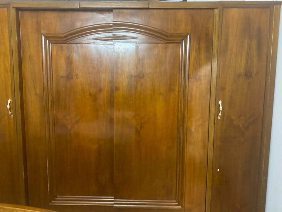 السلام عليكم.. (للبيع غرفة نوم صاج عراقي مستعملة)النوع: صاج عراقي أصلي، دثر قوي ومتين.تفاصيل الكنتور: الكنتور يحتوي على أبواب (سليت) سحاب عملي ومريح جداً.تفاصيل الجرباية: الجرباية تحتوي على مخزن كبير وممتاز للخزن.الملحقات: تُباع كاملة مع الدوشك الخاص بها ونظافتها ممتازة.السعر المطلوب: 600 ألف دينار عراقي (بيها مجال).الموقع: بغداد، منطقة (بسماية)للتواصل والاستفسار، يرجى مراسلتي على الخاص أو عبر الواتساب على الرقم التالي:
(***********)
