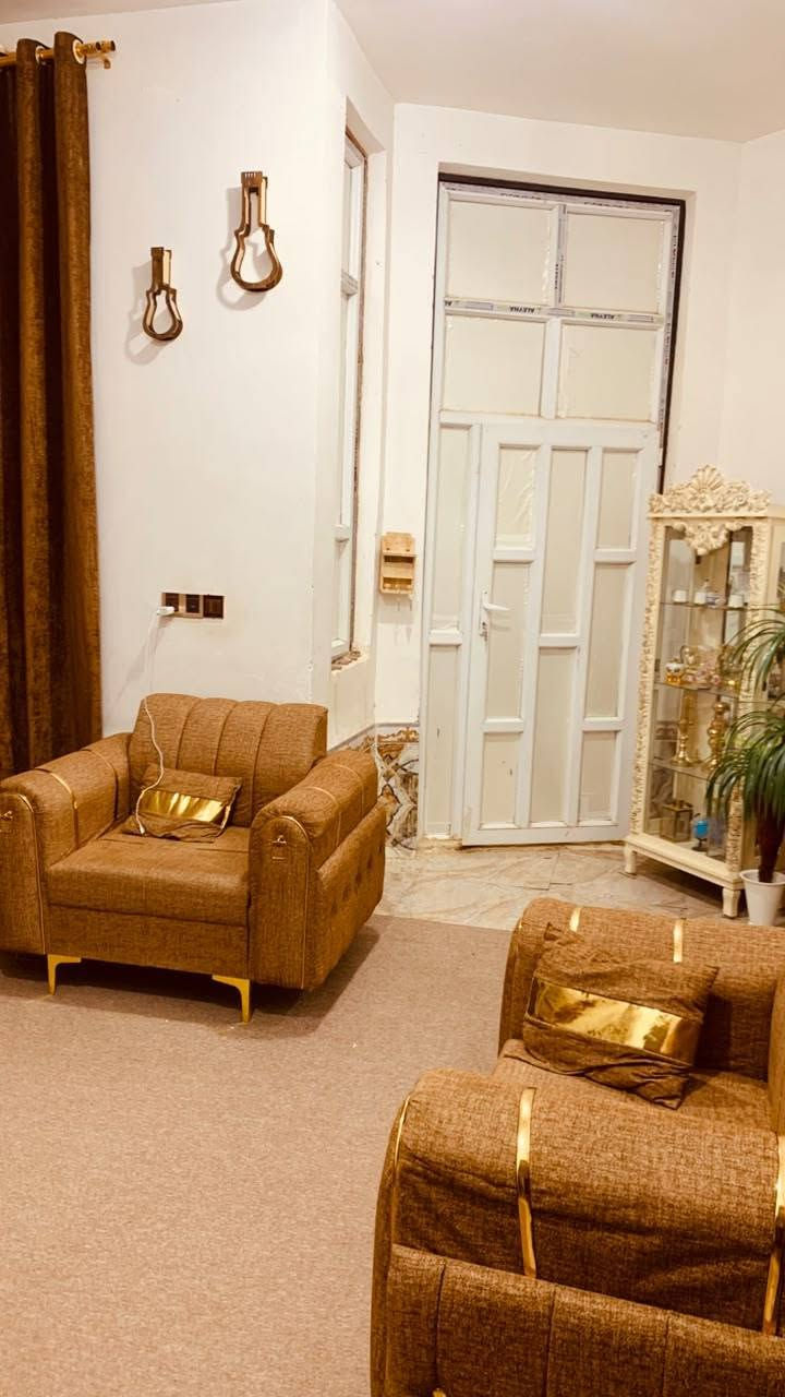 بيت مساحه 325 مع الاثاث  كله جديد  للبيع حي السبل  بيه وصل بلديه للتطويب جاهز للسكن يحتوي غرفتين نوم وصالتين وحمامين واستقبال خارجي  وصحيات وكراج يتسع لسيارتين العنوان حي السبل قرب مكتب ابو ساره نزله المدارس  السعر 150مع الاثاث ***********
