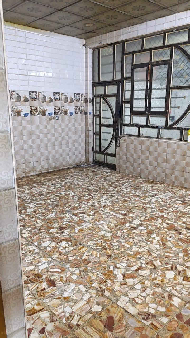 السلام عليكم 
بيت 200 متر الايجار 
شريط الموضفين مقابل مجمع الاميرات 
سعر الايجار  350

***********
