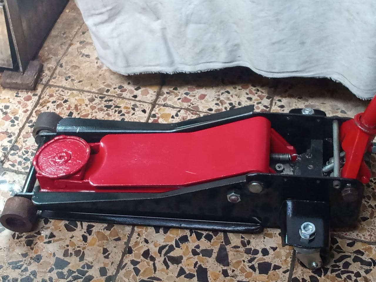 ⭕ يوجد توصيل لكافه المحافظات 
جك عربانه تمساح دبل بستم 3 طن  اخو الجديد نظيف جدا خالي من اي نظوح شغال وعل الفحص شرط الفحص أمام المندوب سعرة 95 الف مكاني بغداد ***********
