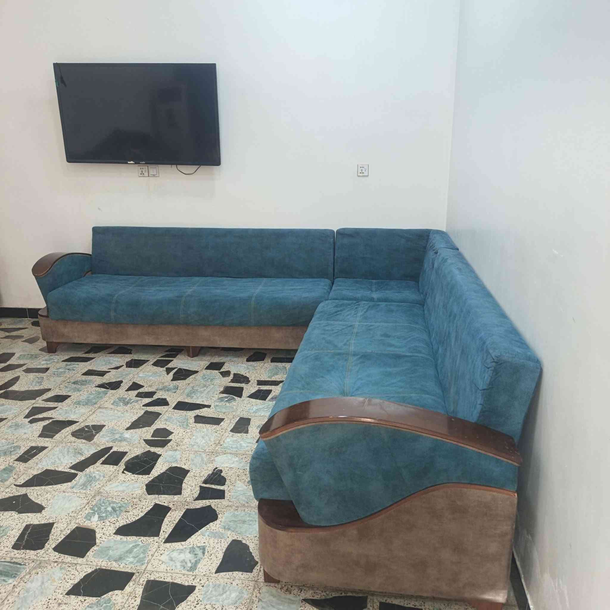 ديوان • ٧ مقاعد • نضيف