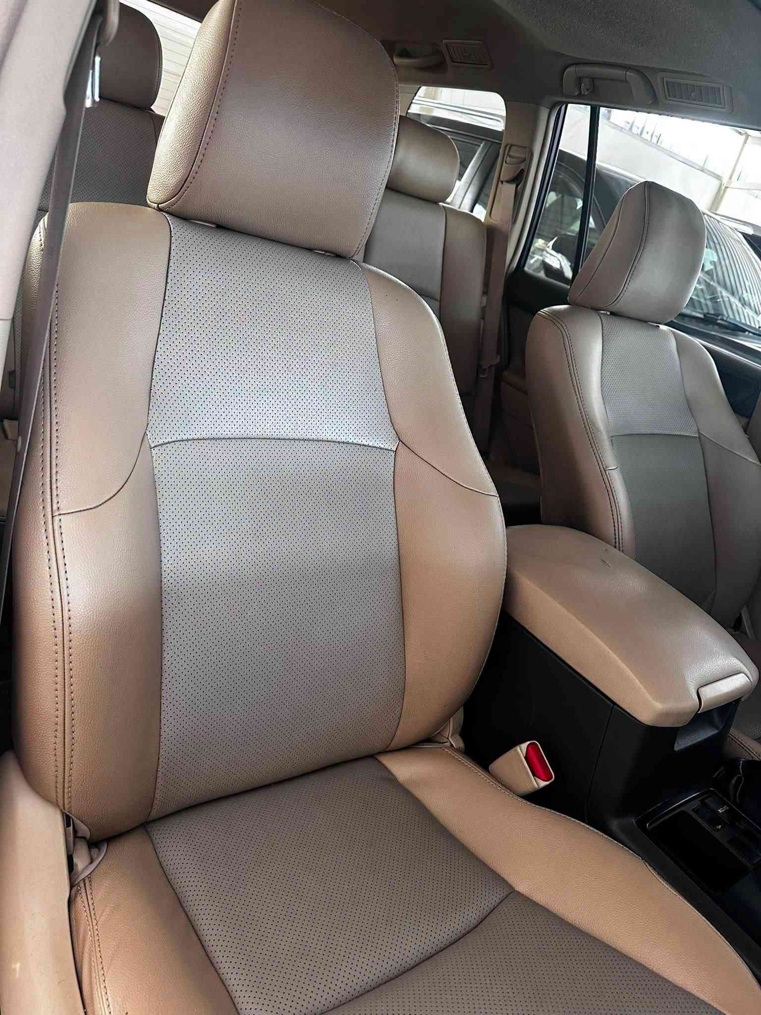 تحيه طيبه الاخوه الاعزاء برادو موديل ١٤ txl فول موصفات ٦ سلندر مكفوله من الصبغ والتبديل ماشيه ١٢٠ اللف حقيقي بصمه كراسي جلد كهرباء فتحه سقف رقم بغداد الجديد ابسمي بيها اماكن بارد السياره بل جاملغ الأمامي على كد شبر وباب الأمامي عكس السايق وشويه بل جاملغ الخلفي اخوان السعر ٢٦٨ ورقه قفل مكانها بغداد البياع او العامريه 
***********
