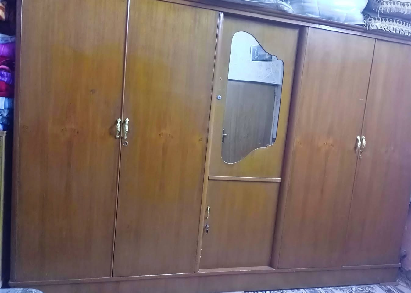 غرفه خشاب عراقي نضيفه بدون جربايه سعرها ٢٥٠ وبيهه مجال
موبايل ***********

