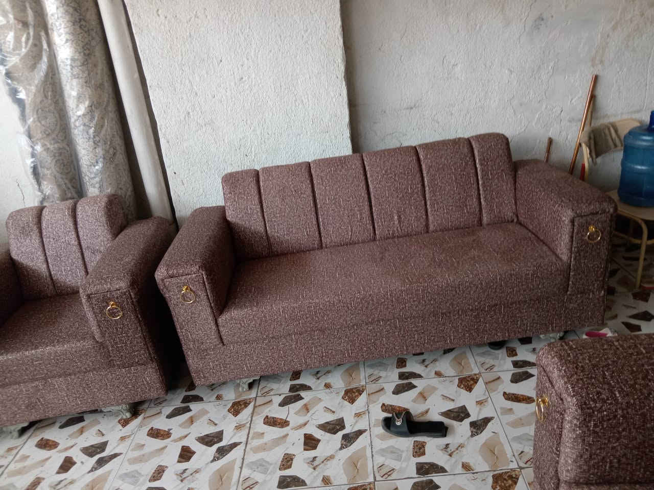 للبيع تخم كرويتات تسكام خشب روسي اسود وسفنج اصلي مضغوط مكانه كربلاء  حي العامل السوگ الاخير.. عشر مقاعد.. جديد امس وصل من المعمل لكن سبب البيع الباب صغير.. سعره ٥٠٠  وبيه مجال للشراي ت *********** واتساب ماسنجر مفتوح للشراي..
