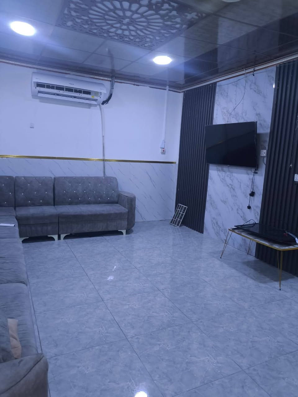 السلام عليكم بيت في دور الشرطة مقاطعه 76 مساحته 200 متر طابو صرف باسمي يتكون ٣ غرف وهول ومطبخ واستقبال بيت نضيف ومرتب موقعة قريب شارع القائد مسافه ٤٠٠ متر كافه الخدمات متوفرة تبليط مجاي ماء منطقه هادئه السعر ٢١٠ ملاحظة البيع مع كافه الاثاث الموجود في البيت للشراي *********** البصرة, العراق
