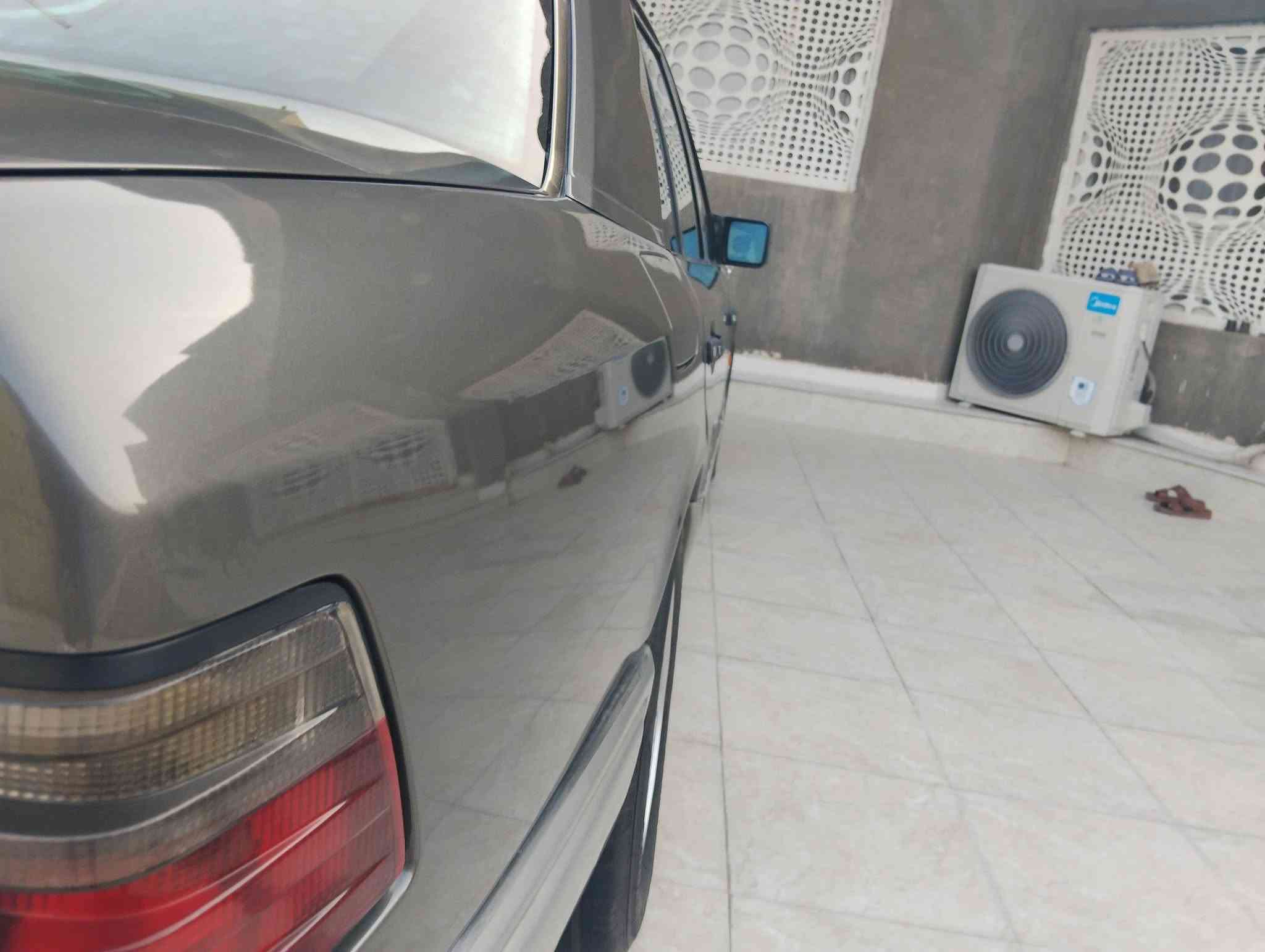 مرسيدس دب • ١٩٩٢ • رقم بغداد
