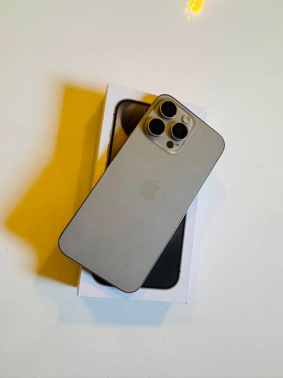 ايفون 15 برو ماكس 🩶
ذاكرة 256 / بطارية 92%🔋 
ماستر شرق اوسط ويا كارتونتة مطابقة ☑️
كُلشي ممبدل بي / الجهاز كُلة شغال فيس ايدي شغال ✨
سعرة 975 🔒💸 / مكاني بغداد بلديات 
هـ / *********** موجود واتساب كذلك

