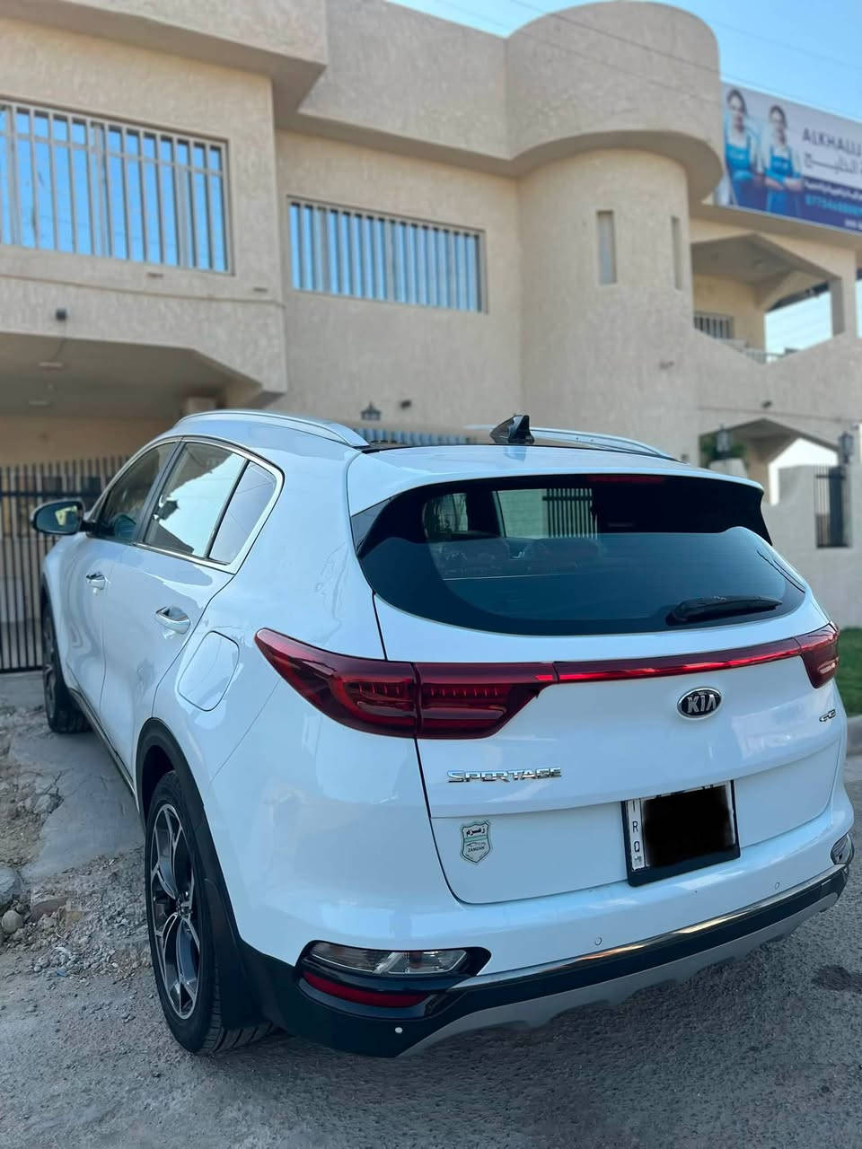 السلام عليكم
كيا سبورتج خليجي  جيتي لاين موديل ٢٠٢٠ الشركة الدولية 
فول مواصفات ١/١ معروفة 
محرك ٢٠٠٠ دوش 
رقم بغداد الدولي الجديد تحويل ثاني يوم 
مكفولة من الصبغ والتبديل 
بانوراما.
شفتات ستيرن 
ستيرن دي
بصمة دخول وتشغيل.
سايد بريك بصمة.
مانع منحدرات.
شاشة كببرة 
اريل نفكيشن.
شاحن واير ليس .
اوتو هولد.
جنطة كهرباء.
كشنات جلد و كهرباء.
.داخل لونين حمصي واسود.
حساس امامي وخلفي.
خمسه ويل كب .
قطعتين تبريد بيانو.
كامرة خلفيه.
تحكم ستيرن.
شاشه قرائه الاعطال
 .3 انضمة قيادة  
سيارة جاهزة من كل النواحي صدر جديد  تايرات جدد
السعر 199 وبيه مجال بسيط 
بغداد /الكرخ/ السيدية
***********

