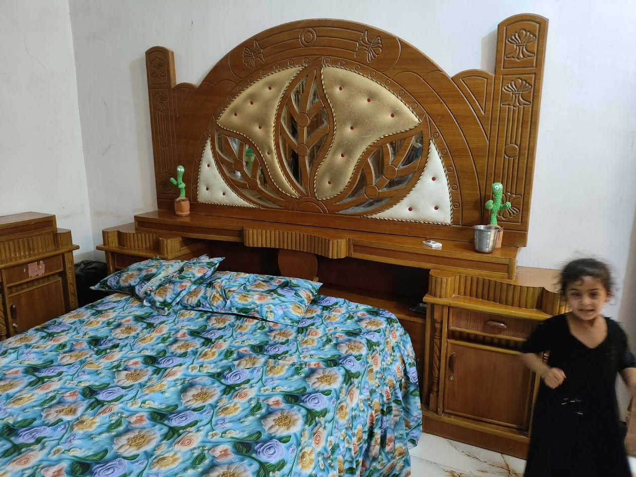 السلام عليكم غرفه سته  ابواب نجاره عراقيه 
مسخدمه شي قليل 
الغرفه كولش نضيفه خشب صاج والصبغ درجه اولا 
بابل الحمزة الغربي السعر 800 وبيه مجال 
واتساب ***********
