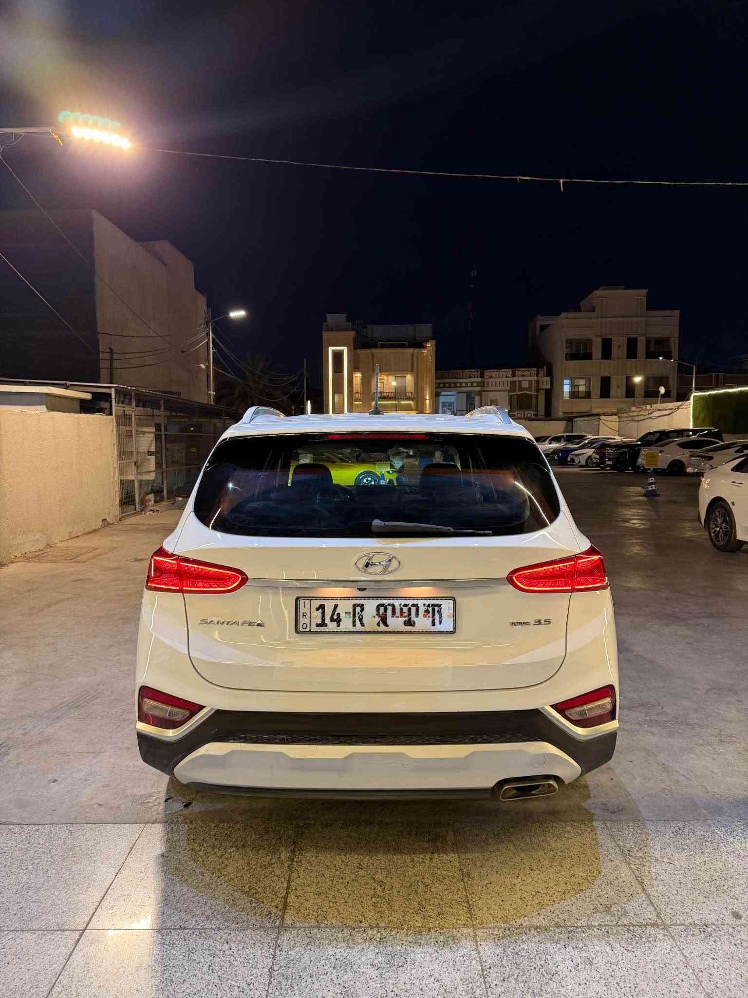 سلام عليكم هونداي سنتافي مديل 2019 خليجي بيه جاملغ الامامي الايمن صبغ بدون ضربه بدون دواخل وبيه تكشير بسيط وسويته على كده الباقي كفاله مكينه وكير وحداديه وتبريد مكفولات مكنيه وكير بلاد على وضع الشركه مكينه 6 سلندر السياره ماشيه 92 الف السياره فول موصفات 1/1 ماعده البانوراما السياره جاهزه مابيه اي نقص السياره رقم بصره الجديد سنويه جديده هزه جديده شرط التحول 
مكاني بصره📍
السعر 188$
الاستفسار *********** البصرة, العراق
