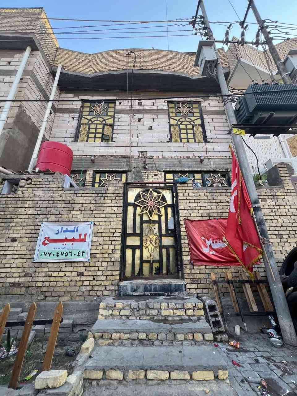 نص بيت طابقين بناء ٢٠١٦ منطقه الحيانيه حي المربع شارع الاولى مقابل سوق التاميم كلش منطقه نظيفه والجيران طيبين 
المساحه ٧٥ الطابو مفقود بس هوه ضمن السلسله البيت يعني يسوي بدل ضايع يطلع 
البيت ب٩٠ وبي مجال
