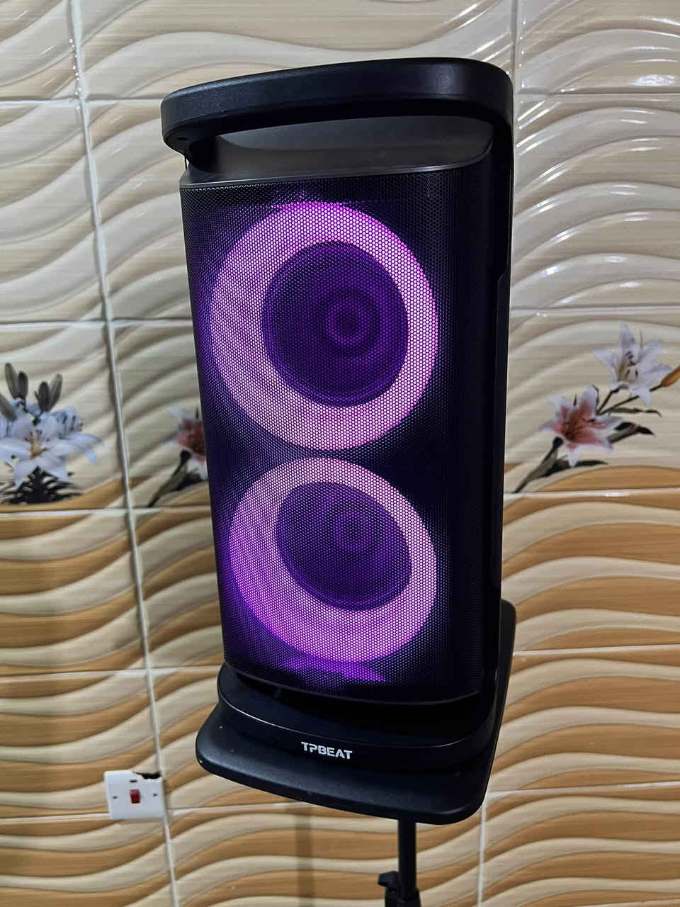 TPBEAT
جدید بلکارتون 

* القدرة: 160 واط
* البطارية: 15,000mAh
* Bluetooth: 5.0
* السماعات: 2 × 6.5 إنش
* الإضاءة: LED ملونة
* المداخل: USB / AUX / TF Card / MIC
* الأبعاد: تقريباً 60 × 28 × 28 سم
* الوزن: تقريباً 5.5 كغم

نص مكتوب في الصور:
- 60 سم (لارتفاع) 28 سم (عرض) 28 سم (عمق)