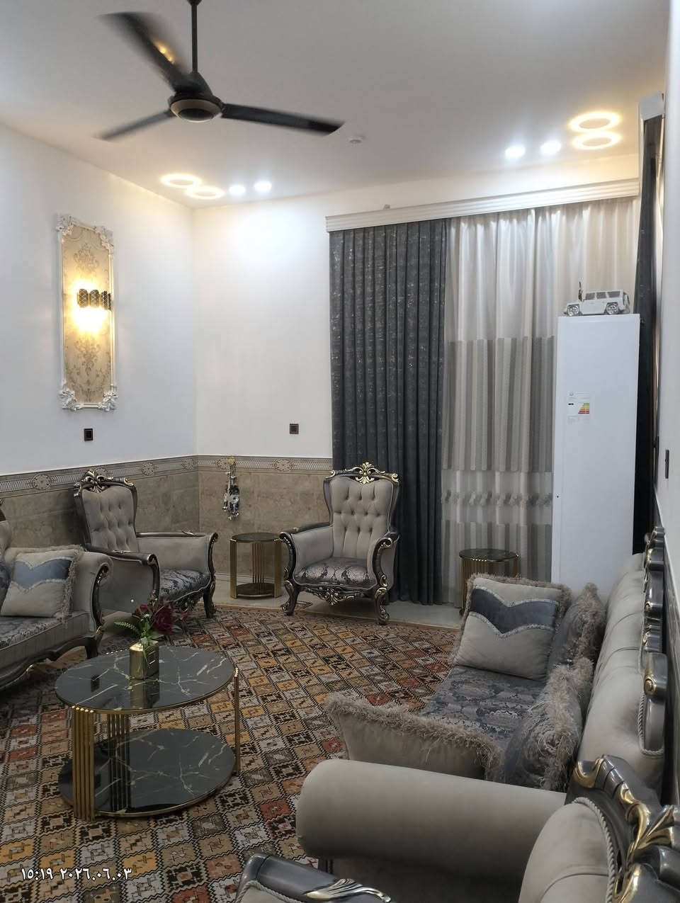دار للبيع 200 متر بناء درجة اولى حديث يحتوي ع  استقبال مطبخ صاله كبيره غرفتين نوم  مناورعدد 2 گراج سياره البيت شغله درجة اولى ماي كهرباء مجاري البيت مطلوب للاسكان 38 لبقية التفاصيل الاتصال ***********
عنوان البيت حي الكرامه التضحية نهاية شارع العيادة

نص مكتوب في الصور:
- ١٥:١٩ ٢٠٢٦.٠٦.٠٣
- 15:19 ٢٠٢٦.٠٦.٠٣
- 15:19 2026.06.03
