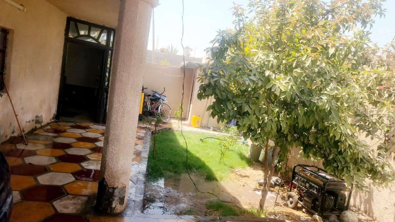 السلام عليكم دار للبيع مساحة 275 يحتوي على غرفتين نوم و استقبال و مطبخ و صالة كبيرة و حمامات داخلية و خارجية البيت ركن على الشارعين مكانة قرب اسواق أستاذ ياسين السعر 88 و بي مجال قليل للأستفسار ***********
