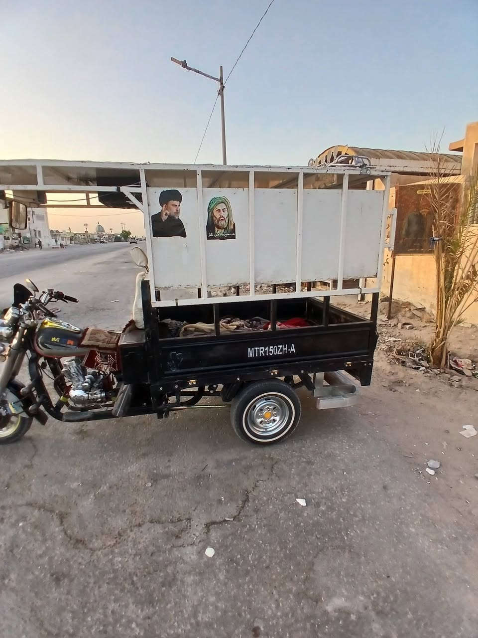 السلام عليكم محجر للبيع محجر نظيف كل شيء ما بيه وكامل من دوشمه جديده سقف والصفاحيات صفق جديد المحجر نظيف شوف عينك بس الاغراض مو وياه مكاني نجف***********
