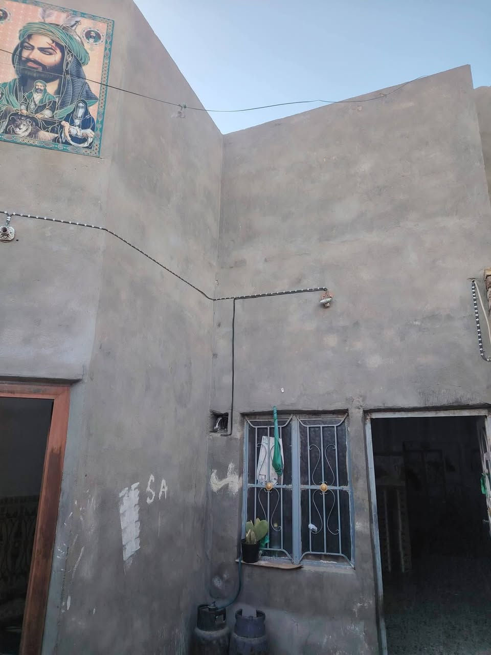بيت للبيع 120متر طابو صرف يحتوي على استقبال 3*6 وصاله 5*4 وغرفتين 3*5 ومطبخ 2.5*4 وتخاريج داخليه و خارجيه نجف حي الثورة السعر 130 الاستفسار ***********
