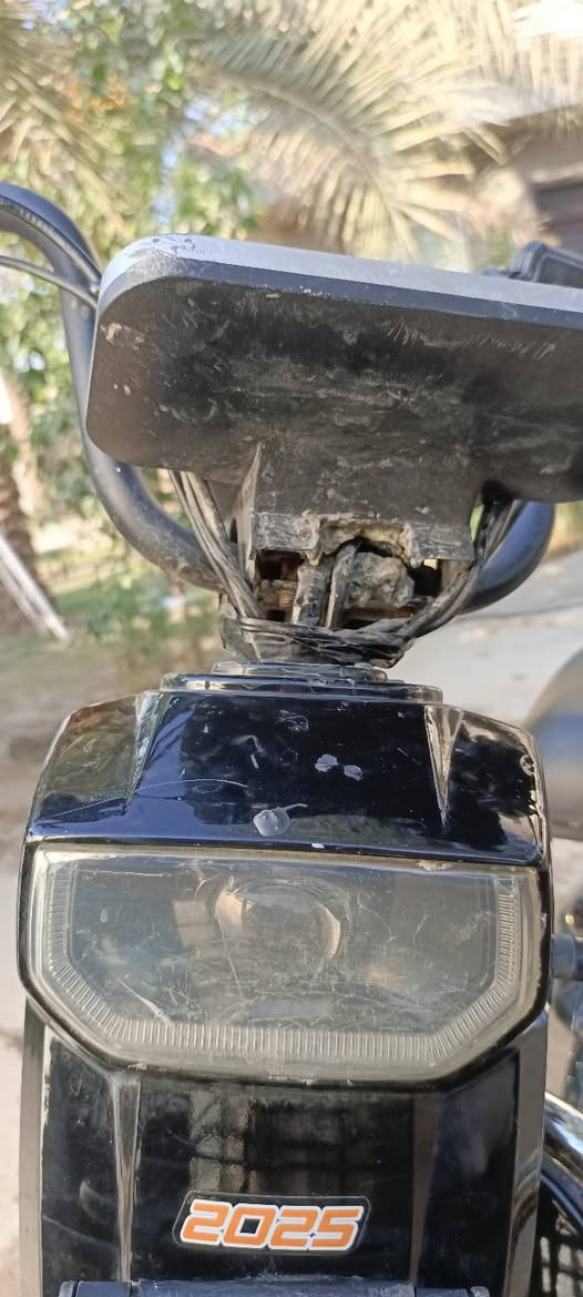 للبيع دراجة شحن مستر كورية حجم 20 🛵⚡
السلام عليكم 
دراجة مستر كورية أصلية 2025 للبيع الدراجة وكل الكهربائيات شغالة بيها 100%

المواصفات:

شركة مستر كورية أصلية حجم 20 (هيكل قوي وثقيل يتحمل)

تايرات دبل عريضة ومتينة ثابتة بالشارع

شاشة إلكترونية ذكية تقرأ السرعة وتكشف الأعطال (سرعتها بالعداد 99)

البطاريات شغالة وكلشي مابيهن ماشيات تمام بس كشرهن الخارجي تعبان

دبلات قويه 

كل الكهربائيات شغالة تمام إضاءة وإشارات

النواقص:

الكشر بيه شخطات وشوية تعبان

الشاشة مخلوعة من مكانها تحتاج بس تثبيت وترتيب

بوري الكشن المجلب بالشاصي طاق يحتاج تلحيم بسيط عند حداد

الدراجة متانة وقوة وتخدمك ومشيها ممتاز وتصليح نواقصها جداً بسيط وما يكلف

الرقم للتواصل(***********)

السعر 175 وبيها مجال
