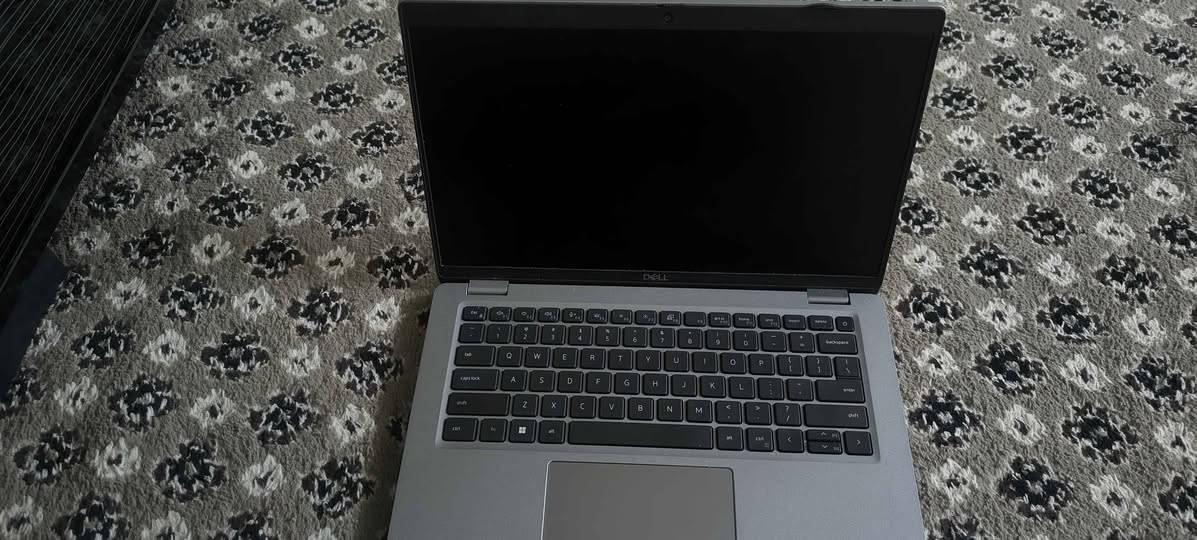Dell Latitude 5430 - لاپتۆپی دێڵ بۆ فرۆشتن
WINDOWS 11

• مۆدێل: Dell Latitude 5430
• پرۆسێسەر (CPU): Intel Core i5 (جیلی 12)
• ڕام (RAM): 16 GB DDR4
• مێمۆری/هارد (Storage): 512 GB SSD
• کارت گرافیک (GPU): Intel UHD Graphics
• شاشە (Screen): 14" FHD (فول ئێچ دی)
• ڕەنگ (Color): زیوی (Silver)

تایبەتمەندی و بارودۆخ:
• کێشە و عەیب: سیستەم و ناوەوەی بەبێ هیچ کێشەیەکە، تەنها لاستیکی/قایشی دەوری شاشەکەی سەرەوەی کەمێک لێبۆتەوە (هیچ کاریگەری لەسەر شاشەکە یان ئیشکردنی نییە).
• تەندروستی پاتری: سەدا ٧٦٪ (Battery Health: ~76%).
• پاشکۆکان: جانتای لەگەڵدایە.
• گونجاوە بۆ: کاری ڕۆژانە، خوێندن، و بەرنامەسازی.
نرخی 460 هەزار و مەجال ئەگەر کڕیار بیت ڕێک دەکەوین 

وەتسئاپ
***********
*********** أربيل, العراق
