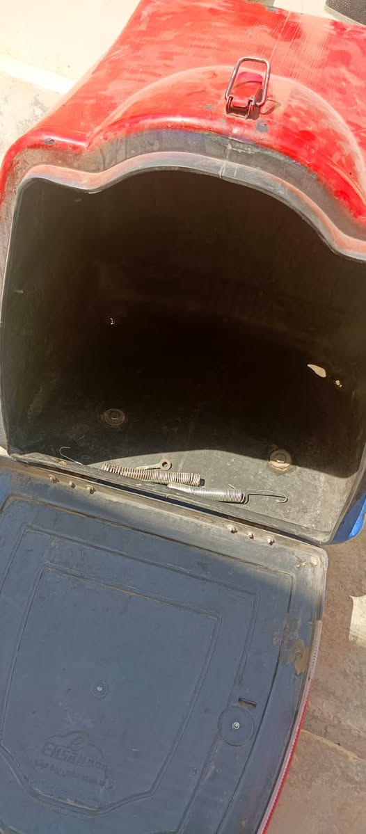 سلام عليكم 
صندوك دلفري للبيع 
بي كسرين صغار من الداخل موضوح
السعر 30 وبي مجال 
للاستفسار 
*********** 
 واتساب وخاص
