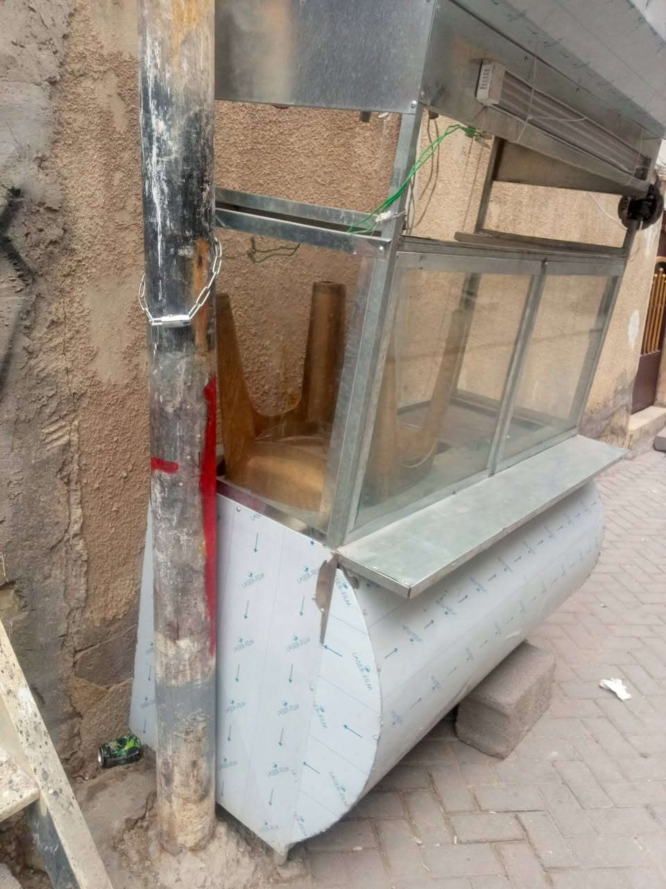 ميز • للبيع • قابل للتفاوض