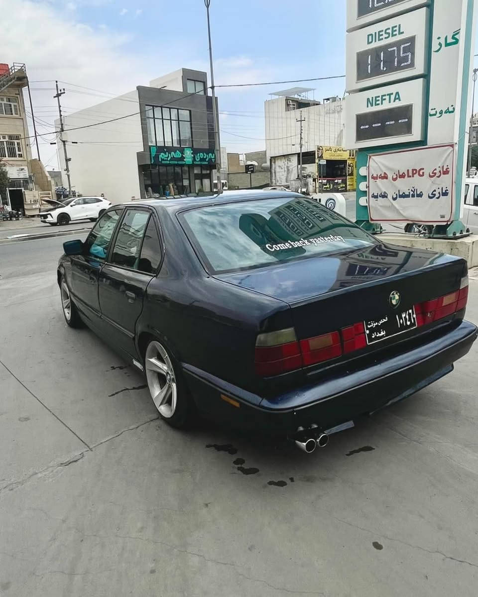 سەرەتا بە ناوی خوا 
BMW 525 
مۆدێل ١٩٩٣ سەیارەکە فولە بەس تۆماتیک نیە 
چوار جام کارەبا 
سلاید 
قرچێکی پێشی هەیە شایەنی باس نیە 
ئارمی ئیسنساخی هەولێر ئارمەکەی بە شەرت نایەم 
چوار تایەو ویلی هامانی لە ژێرە 
ناو غورفەی زۆر زۆر پاک ماوەتەوە 
نرخی ٣٠ مەجالێکی برایانەشی تیایە 
***********
