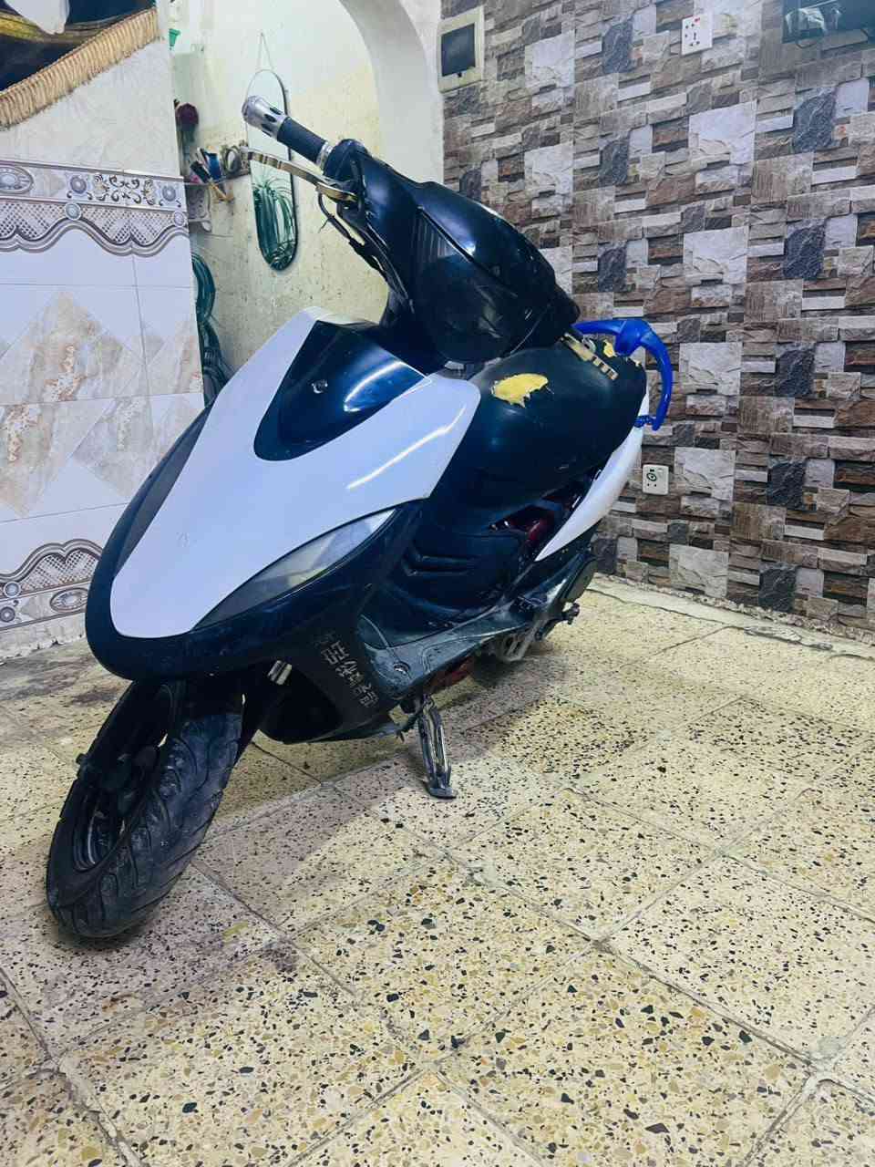 ماكس عدله دراجه ابيع كوم حديد لاتسألني شبيها مابيها تجي تحمل وتاخذ دراجه طافيه ابيع هل موجود كوم حديد مكاني لامين الثانيه الدراجه يشهد الله جانت شغاله وكلشي مابيها نكلب بيها ابني وخذتها منه بس متشتغل ماعرف كابريتر ناريه ماعرف ابيع ع وضعها الشراي يتصل وبخدمتك السعر 250 
***********
مكاني لامين الثانيه
