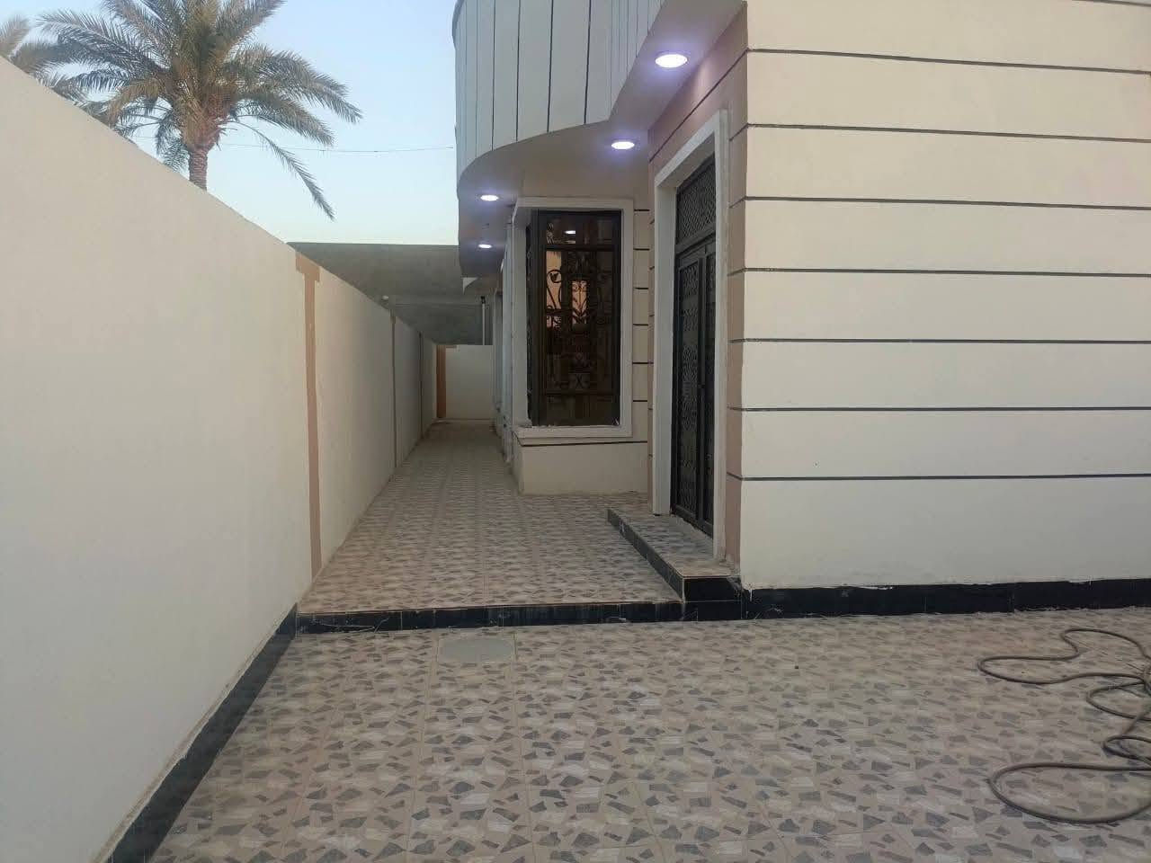 دار للبيع بناء حديث صفر غير مسكون.

العنوان الرمادي شارع 40 قرب جامع النور .

المساحة الكلية 260 م.

نوع البناء حجر ، شرط درجة اولى .

دار متكامل من الكهربائيات و السخانات...الخ .

جنس العقار طابو زراعي تحويل مباشر سند 25 فسفوري ، شرط وكالة ثاني يوم بالتحويل.

دار بناء حديث صفر غير مسكون.

يتكون من استقبال و صالة و مطبخ و غرف نوم عدد 2 و مجموعة صحيات داخلية وخارجية وكراج و ترك خلف البيت .

شارع 8 م.

كافة الخدمات متوفره من ماء وكهرباء وتبليط.

منطقة سكنية متكاملة تتميز بالهدوء والاستقرار.

جميع المدارس متوفرة ابتدائية ومتوسطة واعدادية.

#السعر 135 مليون وقابل للتفاوض.

ـــــــــــــــــــــــــــــــــــــــــــــــــــــ
***********عبدالرحمن
