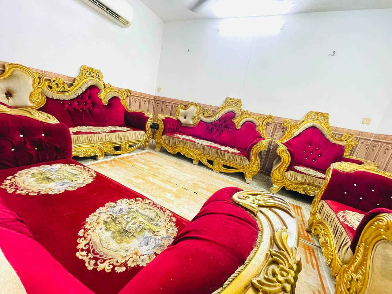 تخم ملكي تكمه ثكيل جدا ١٠ مقاعد ما بيه اي ضرر نضيف وياه كوشات هديه السعر ٢٧٥ وبيه مجال العنوان البلديات الرقم ***********
