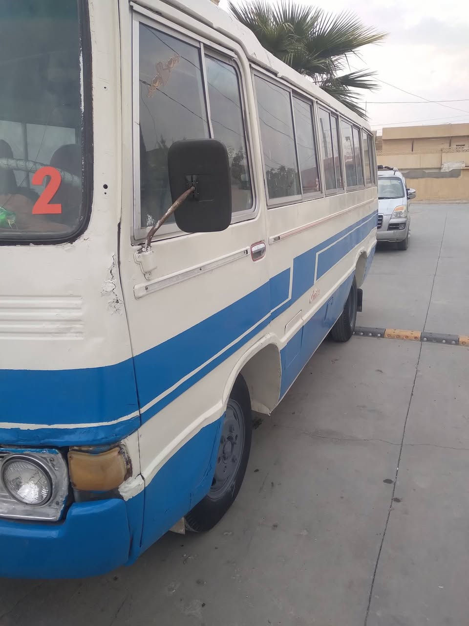 السلام عليكم كوستر للبيع 
تايرات جديده 
كشر نضيف كما موضح في الصور العنوان قضاء الحويجه رقم الهاتف ***********
