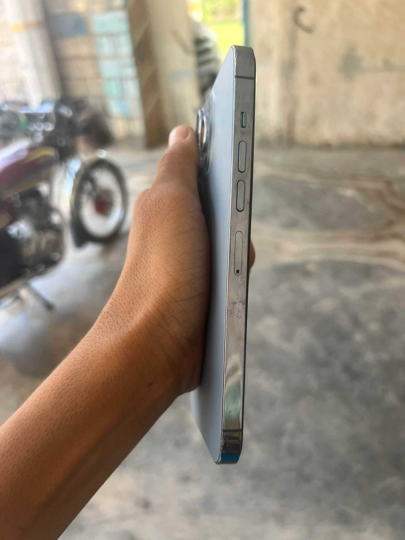 13 برو ماكس 
ذاكرة 256
بطارية 61 ‎%‎بلاد
مبدل شاشه اصليه فيس أيدي شغال
مبدل كأمره اصليه وكل x شغال 
باقي جهاز نضيف كارتون وياه سعره 
400 وبي مجال 
صويره
