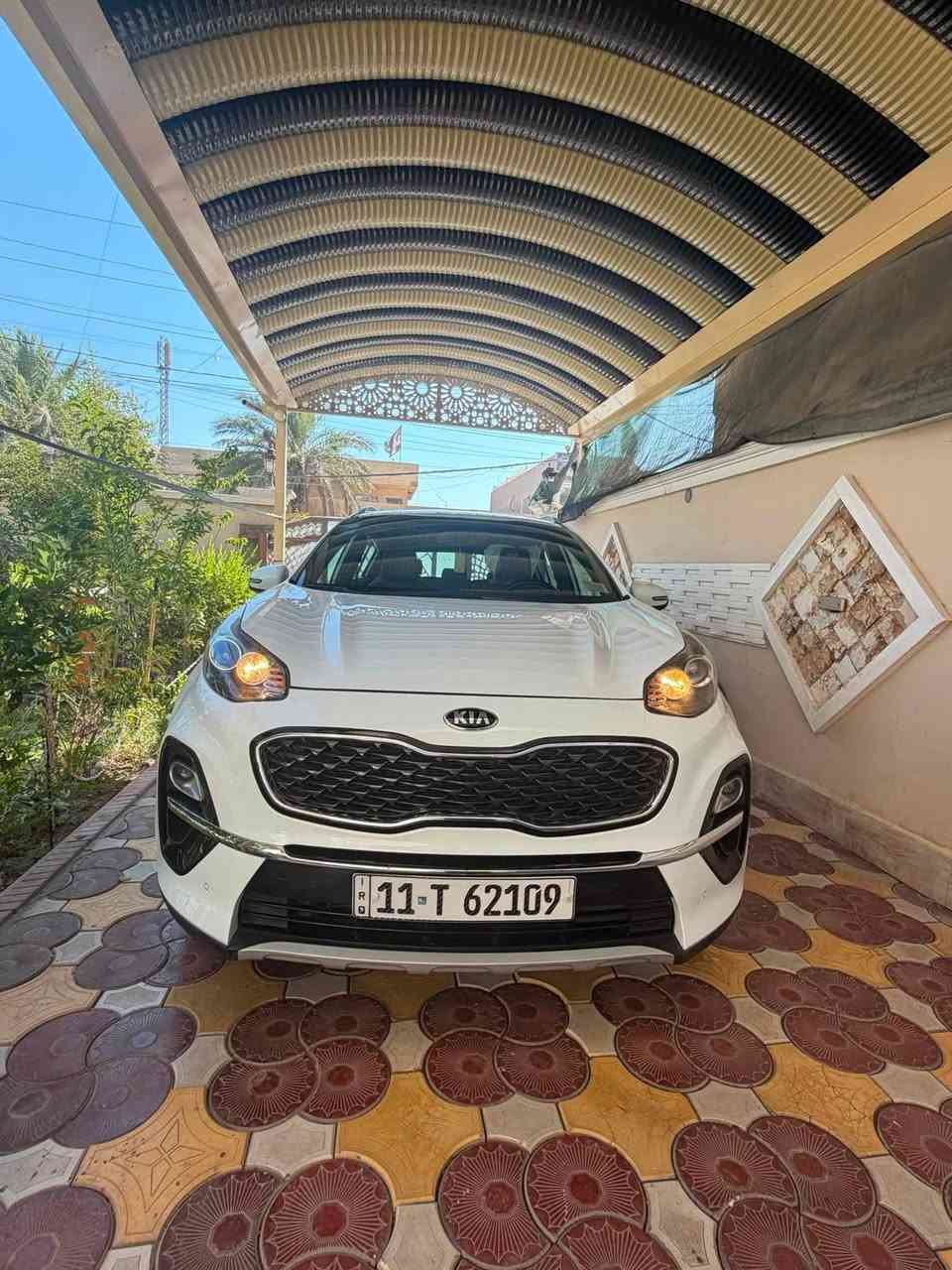 السلام عليكم
للبيع فقط كيا سبورتج خليجي ماشيه 72 فول موصفات عدى البنوراما موديل 2019 شكل ال2020
مواصفاتها 
بصمه 
كشنات كهرباء 
سايد بريك بصمه 
اريل نفكيشن
مثبت سرعه 
حساس امامي خلفي
كامرا خلفيه
تحكم ستيرن 
مري شفط مع اشاير 
قطعتين تبريد 
شاشه اندرويد 
محرك 2000 دوش بلادي
ويل كروم  حجم 19 تخم تاير جديد
السياره نظيفه جدا مابيها اي نقص كير محرك بلادي مكفول
مكفوله كفاله من الضربه والصبغ بيه مكانين بارد بصيطات
مكانها بغداد الكرخ
معروضه 185 وبيها مجال 
***********
