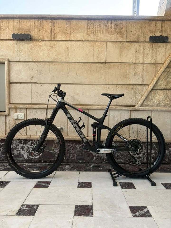 السلام عليكم
للبيع TREK REMEDY 9,8🌟
المعدن كاربون 
حجم الفريم M
حجم التاير 27،5 
كروب سيت SRAM GX 
الكرنك SRAM GX chrome custom
الدبل الامامي ROCK SHOX PIKE 
الدبل الوسطي ROCKSHOX DELUXE
بريكات SLX دبل بستم 
ويل خلفي DT SWISS M1900
ويل امامي ROVAL
بطيخات DT SWISS 370
تاير امامي SCHWALBE 
تاير خلفي MAXXIS MINION DHR 
ستيرن BONTRAGER كاربون 
قبضات RACEFACE
رگبه FOX 
بوري سرج دروبر تحكم ستيرن BONTRAGER 

للتواصل/***********☎️
مكاني بغداد زيونة 710📍
يتوفر توصيل جميع انحاء العراق🚚
